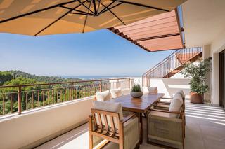 Àtic a Istán. Ático dúplex moderno en venta en almazara hills