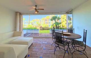 Rez-de-chaussée à Bahía de Casares. Apartamento en venta en casares