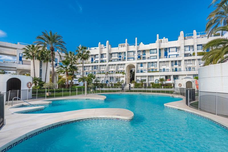Foto b50dfd99-c5f5-4b5c-a93d-306b197e46d4. Dúplex amb aparcament piscina a Playa Bajadilla - Puertos Marbella