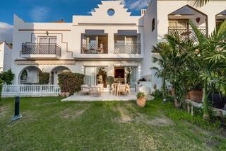 Maison jumelée à Aloha. Elegante casa adosada con encanto español en venta en los potros