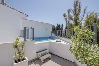 Maison jumelée à San Pedro de Alcántara Pueblo. Casa adosada en venta con piscina privada y solarium