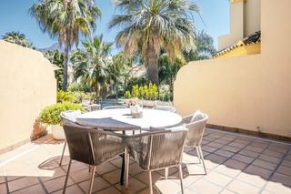 Maison jumelée à Lomas de Marbella Club. Casa adosada en venta con vista al mar en jardines de las lomas