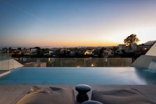 Casa aparellada a Nueva Andalucía centro. Villa contemporánea independiente en venta con piscina privada e