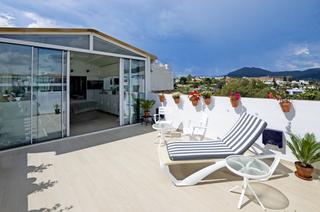Attique à Puerto Banús. Elegante ático de 3 dormitorios en venta en jardines del puerto,