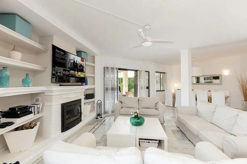 Foto 460c0637-36ac-4468-928f-6738bca3cda4. Casa con parcheggio piscina in Nueva Andalucía centro Marbella