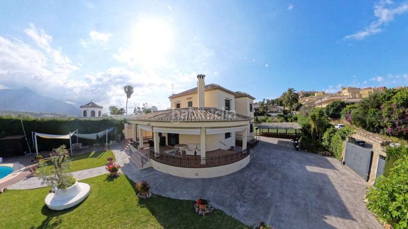 Foto e1fa8d5d-26b5-4fec-9558-f98f12c4e8bf. Casa con parcheggio piscina in Nueva Andalucía centro Marbella