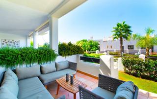 Planta baja en La Concha - Resina Golf. Fantástico apartamento de 2 dormitorios en venta con vistas al m