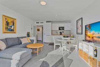 Appartement à Puerto Deportivo. Moderno apartamento de 2 dormitorios en venta con vistas al mar