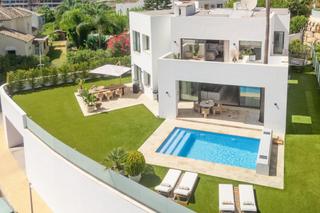 Maison à La Alquería. Villa moderna en venta con vistas impresionantes