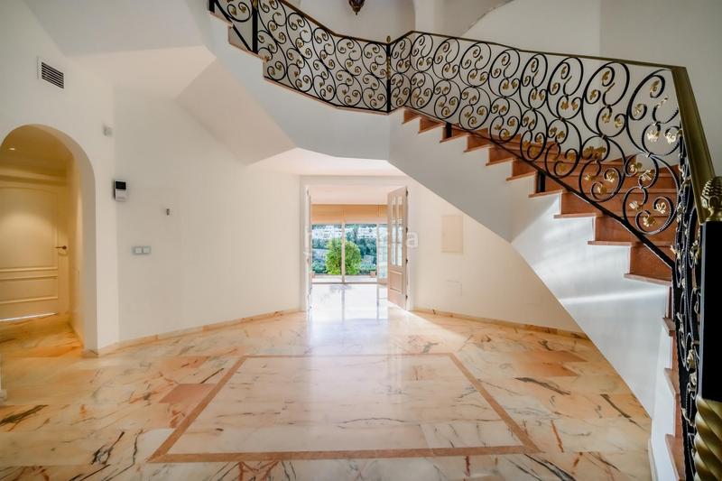 Foto 1895ecf7-2c38-400b-b0df-5cfb69fa2674. Haus mit parking pool in Nueva Andalucía centro Marbella