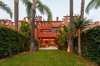 Semi detached house in Lomas de Marbella Club. Casa adosada en venta en altos de puente romano