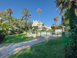 Planta baixa a Real de Zaragoza. Apartamento frente a la playa en venta en golden beach marbella
