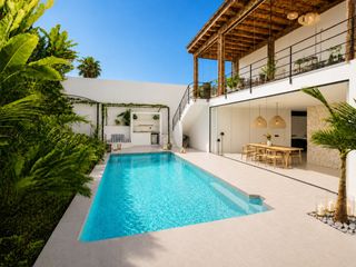 Haus in Nueva Andalucía centro. Villa de diseño en venta en nueva andalucía  a pie de playa  pue