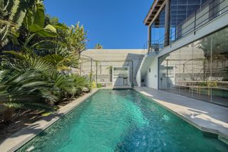 Casa en Nueva Andalucía centro. Villa de diseño en venta en nueva andalucía  a pie de playa  pue