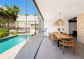 Casa a Nueva Andalucía centro. Villa tropical en nueva andalucía  15 minutos a pie de la playa,