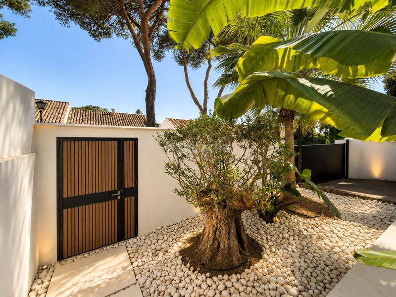 Foto 10bea419-50d0-4192-b31d-1b8497b9fde3. Casa amb aparcament piscina a Nueva Andalucía centro Marbella
