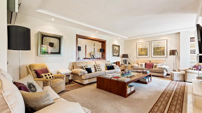 Foto 1cc94d7e-cc82-4155-8ed0-5c98c6dc5705. Haus mit parking pool in Nueva Andalucía centro Marbella