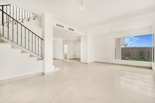 Casa aparellada a Santa María. Chalet pareado en venta en la mairena