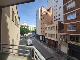 Pis a Carrer picos de los 6. Piso junto a la rambla para reformar