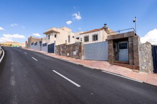 Casa in Avenida de las alpujarras 6. Chalet con piscina en el club de tenis de huércal de almería