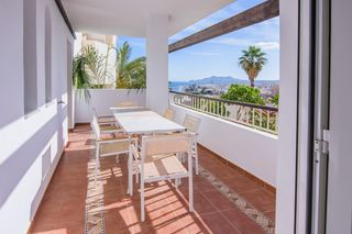 Flat in Calle mojácar 19. Amplitud y confort a pasos del mar piso con garaje y piscina en
