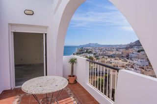 Flat in Calle mojácar 19. Amplio piso  con 3 dormitorios, 2 baños y piscina en carboneras