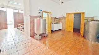 Local Comercial a Calle mauricio 10. Venta  almacén  bodega en laroles