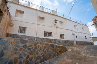 Casa a Calle perro 29. Amplia propiedad en abrucena  espacio y confort para tu familia