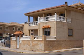 Chalet à Calle pluton 8. Exclusivo chalet de ensueño en pechina espacio, confort y conexi