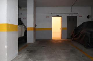 Parking coche en Calle árbol del caucho 48. Oportunidad única! venta conjunta de trastero y garaje en almerí