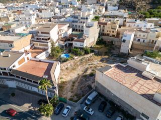 Wohngrundstück in Calle del médico cristóbal lópez rodríguez 18. Inversión estratégica 1.177m2 urbanos y céntricos. doble fachada