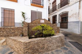 House in Calle de mengemor 40. Encanto histórico, confort y oportunidad única en ohanes.