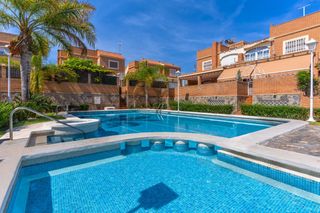 Triplex à Calle de la costa blanca 9. Triplex con piscina comunitaria en villablanca