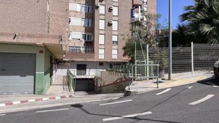 Parking coche  Calle menéndez pidal 32. Cochera cerrada con doble seguridad en calle menendez pidal