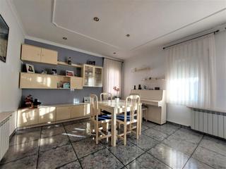 Maison jumelée  Carrer de mossèn cinto verdaguer. Gran casa pareada esquinera en caldes de montbui