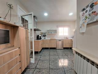 Doppelhaus  Carrer de mossèn cinto verdaguer. Gran casa pareada esquinera en caldes de montbui