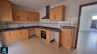 Casa a schiera  Calle benicull. Casa adosada con 4 habitaciones con parking