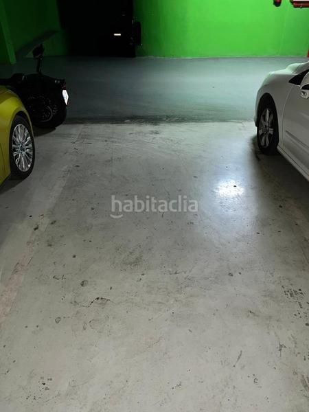 Foto 0ee001e2-4b75-4fc1-8d32-bd4d49891121. Parking voiture dans Russafa Valencia