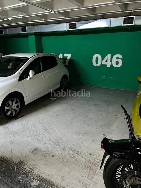 Foto ff627bc8-c9c8-4ea1-bf3f-8207f317cfcd. Parking voiture dans Russafa Valencia