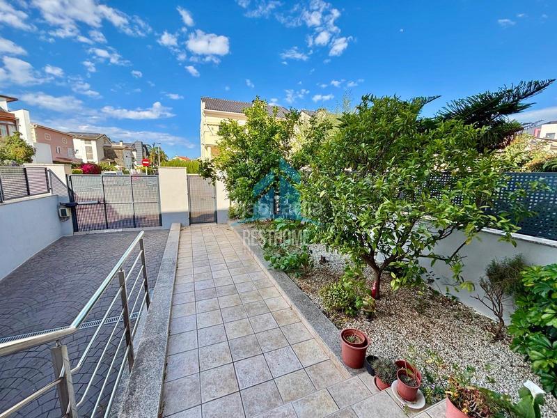 Foto 5a6d596c-a280-4cf3-9289-e6277209f5d8. Casa aparellada amb calefacció aparcament a Park Nord - Casona Gandia