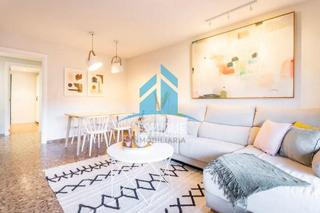 Appartement  Godofredo ros. Vivienda en segunda planta en buen estado, a un minuto de los ja