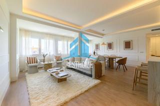 Apartament a Russafa. Piso reformado de 120 m con vistas al parque central en pleno ru