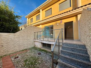 Maison jumelée à Beniarjó. Amplio adosado en el centro de beniarjo, valencia