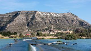 Aparcament cotxe  Calle metge j garces. Práctico garaje con altillo a pie de calle en cullera