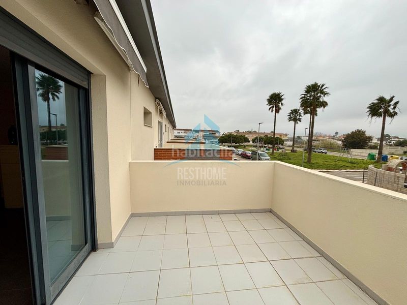 Foto 07df3a8a-b819-49a3-966d-30eddc48dca5. Casa aparellada amb aparcament piscina a Daimús