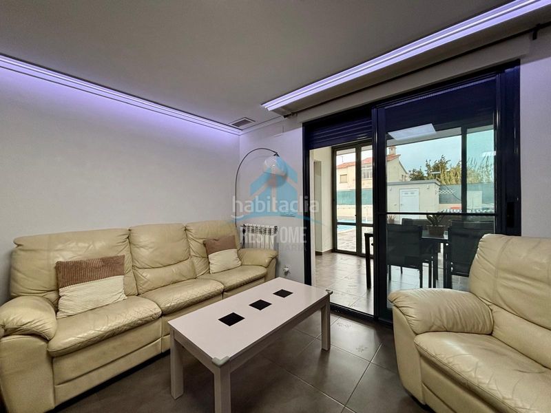 Foto 0fef39fa-2c58-40f4-bb63-7d51971977b9. Casa aparellada amb aparcament piscina a Daimús