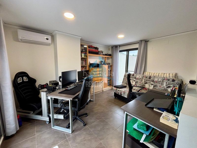 Foto 2a4dc073-7300-43e4-a308-b00ff909187c. Casa aparellada amb aparcament piscina a Daimús