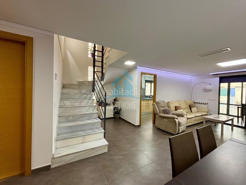 Foto 42470e65-8742-4ca5-81ad-c13e79d914f0. Casa aparellada amb aparcament piscina a Daimús