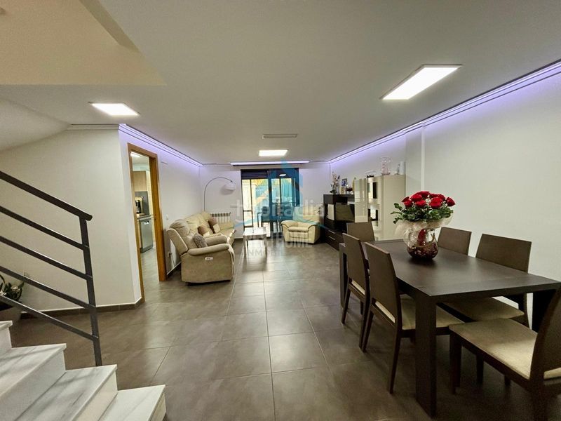 Foto 53e9fc95-fc1c-43a6-b682-39140a63486c. Casa aparellada amb aparcament piscina a Daimús