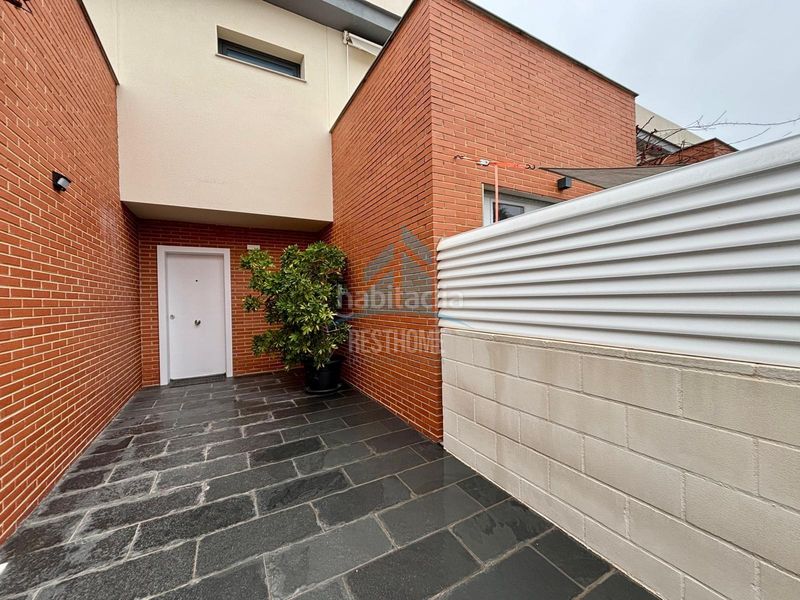 Foto 9e956641-e6f9-4fa2-a0c7-208f781e11b5. Casa aparellada amb aparcament piscina a Daimús